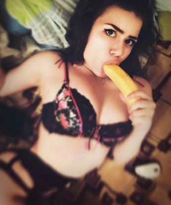 Изысканная леди с роскошной фигурой приглашает в гости на чашечку кофе в интимной обстановке. Нежность, страсть, жаркие объятия - все это ты найдешь у меня! 8576, 26 лет